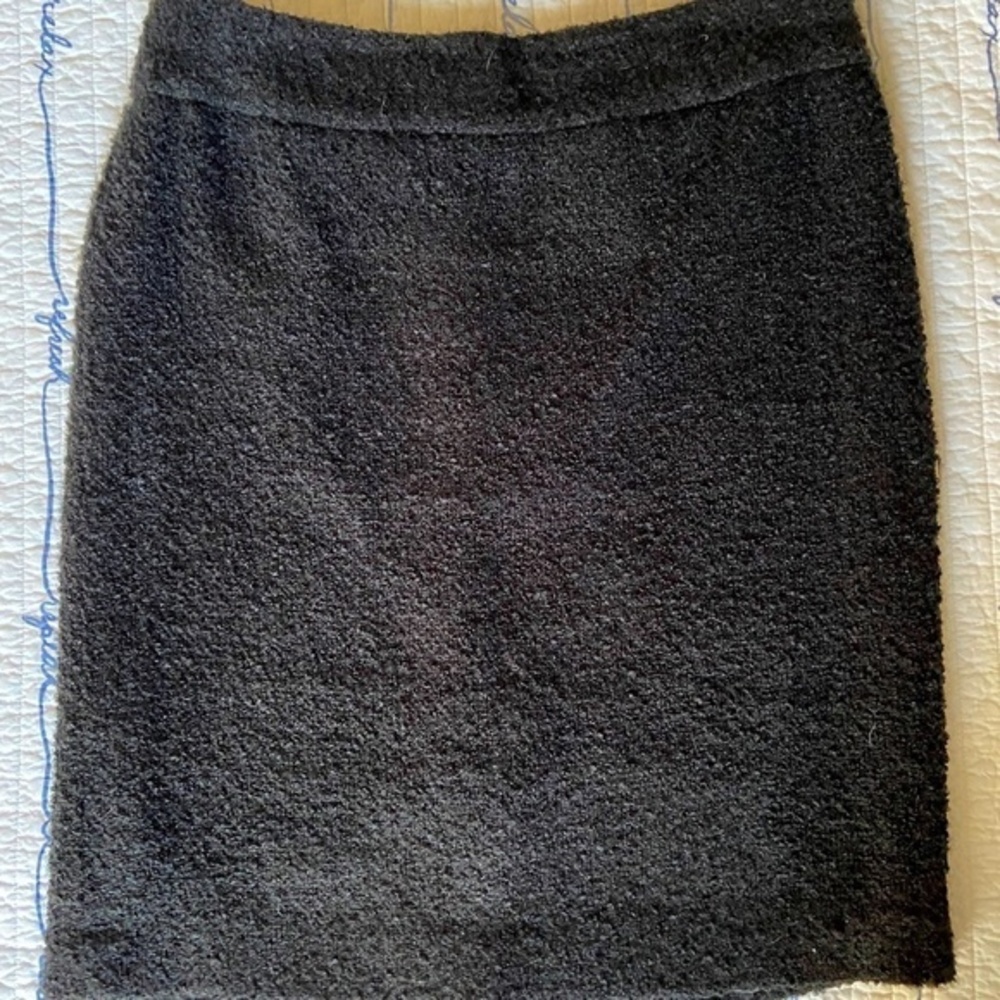 🎀 3 for $25 Black, textured midi skirt